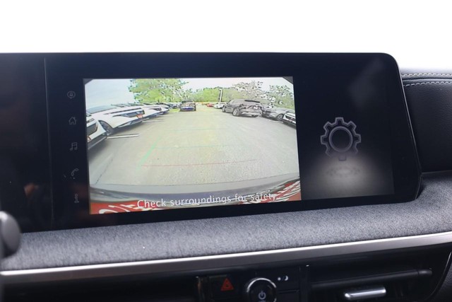Nissan Kicks Vehicle Full-screen Gallery Image 12