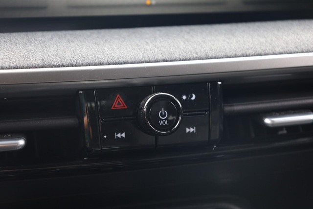 Nissan Kicks Vehicle Full-screen Gallery Image 13