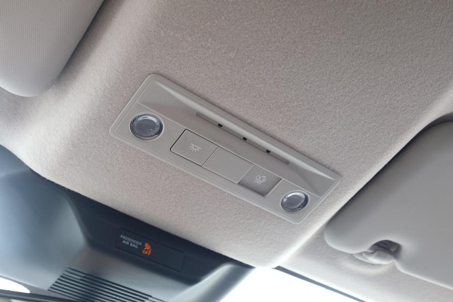 Nissan Kicks Vehicle Full-screen Gallery Image 17