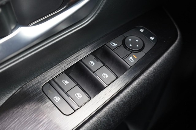 Nissan Kicks Vehicle Full-screen Gallery Image 18