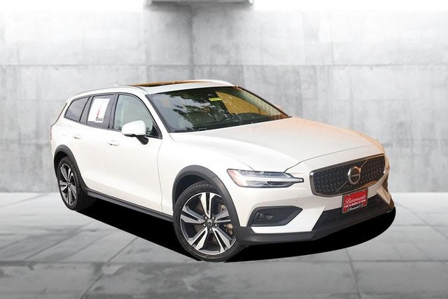 Volvo V60 Cross Country Vehicle Full-screen Gallery Image 2