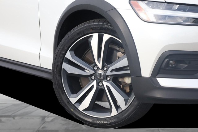 Volvo V60 Cross Country Vehicle Full-screen Gallery Image 3