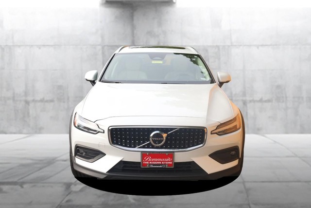 Volvo V60 Cross Country Vehicle Full-screen Gallery Image 4
