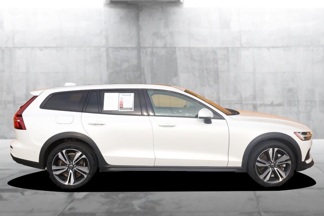 Volvo V60 Cross Country Vehicle Full-screen Gallery Image 5