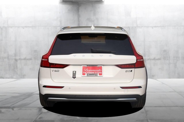 Volvo V60 Cross Country Vehicle Full-screen Gallery Image 6