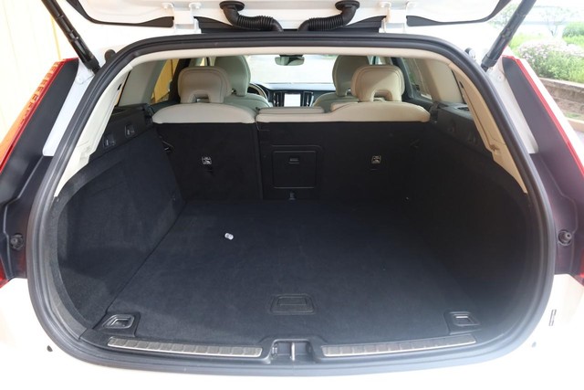 Volvo V60 Cross Country Vehicle Full-screen Gallery Image 7