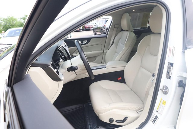 Volvo V60 Cross Country Vehicle Full-screen Gallery Image 8