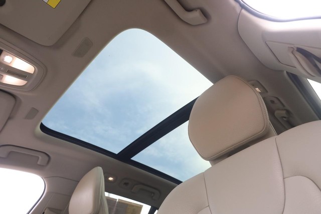 Volvo V60 Cross Country Vehicle Full-screen Gallery Image 9