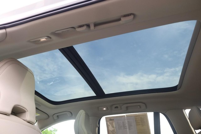 Volvo V60 Cross Country Vehicle Full-screen Gallery Image 10