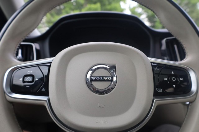 Volvo V60 Cross Country Vehicle Full-screen Gallery Image 11