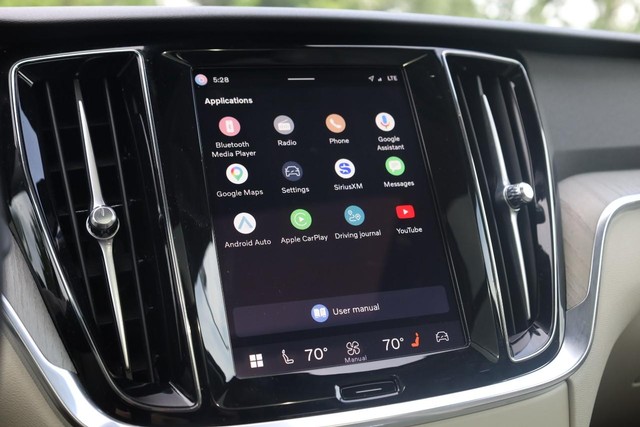 Volvo V60 Cross Country Vehicle Full-screen Gallery Image 13