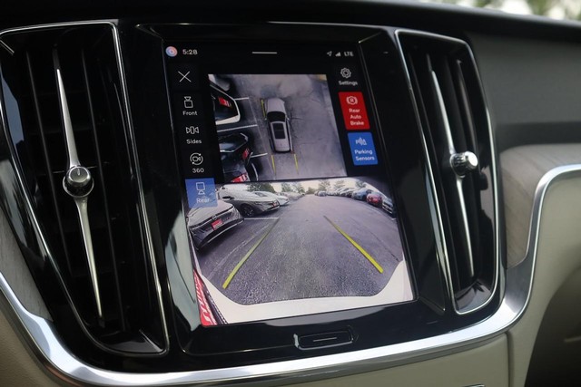 Volvo V60 Cross Country Vehicle Full-screen Gallery Image 15