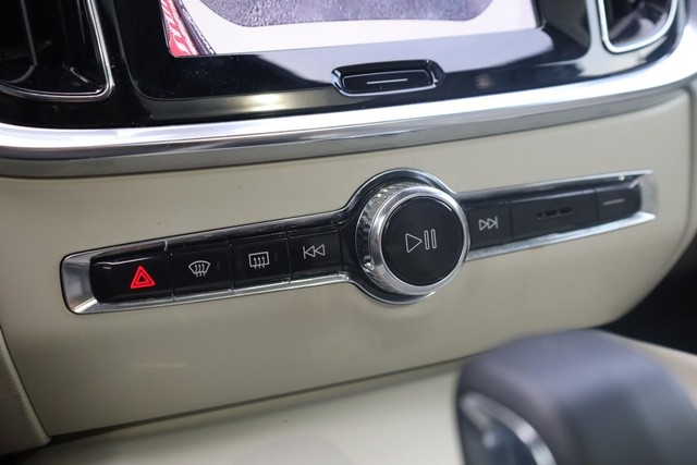 Volvo V60 Cross Country Vehicle Full-screen Gallery Image 16