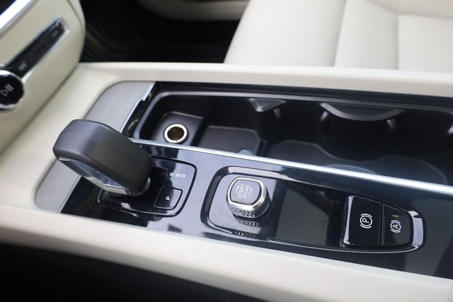 Volvo V60 Cross Country Vehicle Full-screen Gallery Image 17