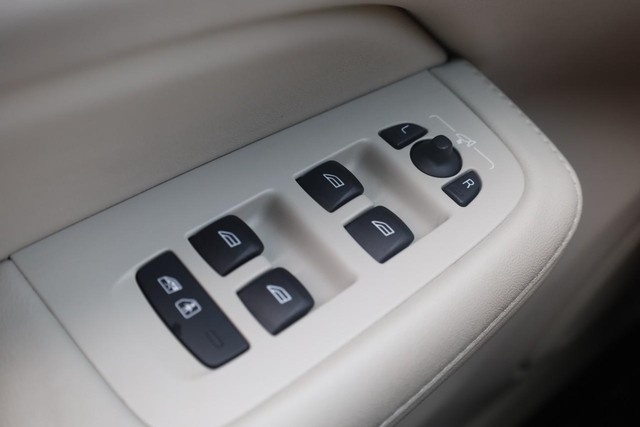 Volvo V60 Cross Country Vehicle Full-screen Gallery Image 19