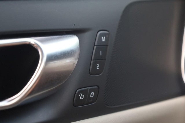 Volvo V60 Cross Country Vehicle Full-screen Gallery Image 20
