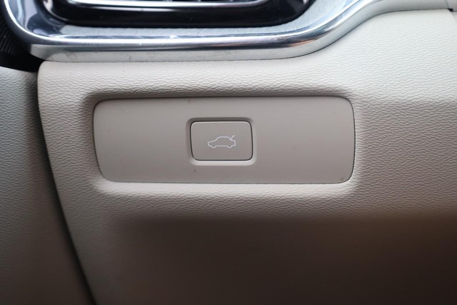 Volvo V60 Cross Country Vehicle Full-screen Gallery Image 21