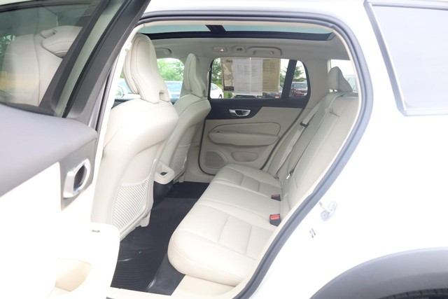 Volvo V60 Cross Country Vehicle Full-screen Gallery Image 23