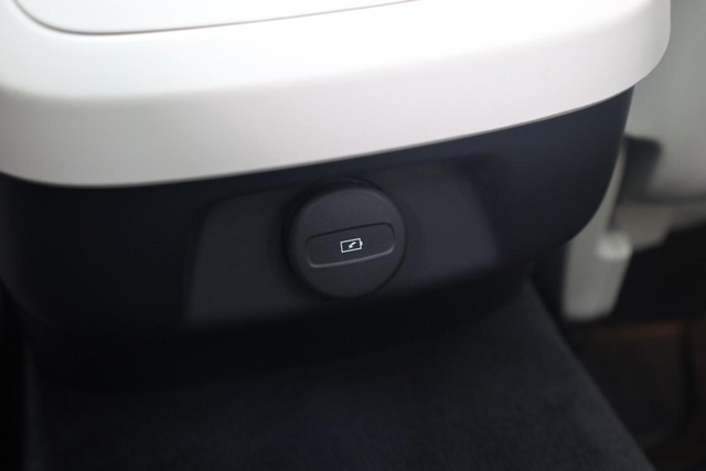 Volvo V60 Cross Country Vehicle Full-screen Gallery Image 24