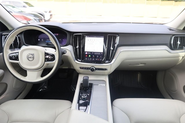 Volvo V60 Cross Country Vehicle Full-screen Gallery Image 25