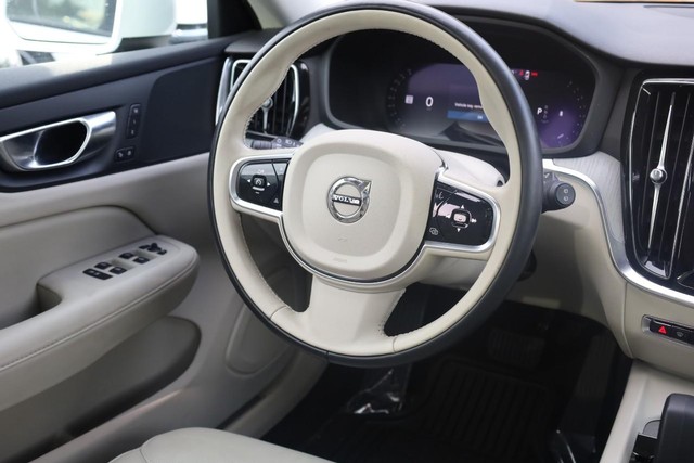 Volvo V60 Cross Country Vehicle Full-screen Gallery Image 26