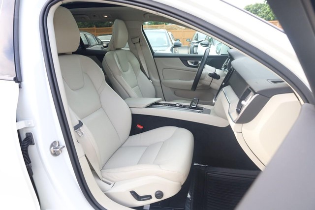 Volvo V60 Cross Country Vehicle Full-screen Gallery Image 27