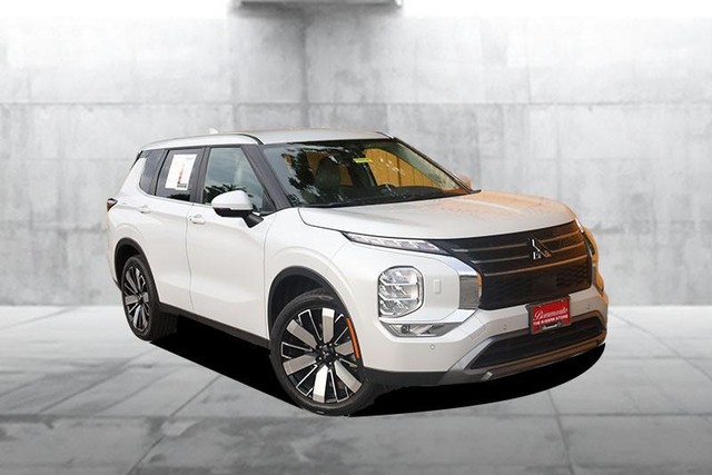 Mitsubishi Outlander Vehicle Full-screen Gallery Image 2