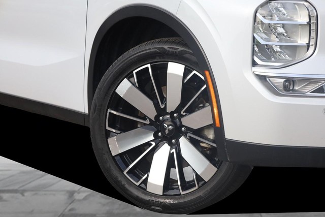 Mitsubishi Outlander Vehicle Full-screen Gallery Image 3