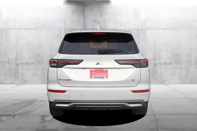Mitsubishi Outlander Vehicle Full-screen Gallery Image 6