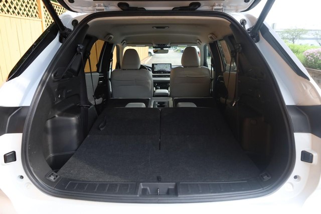 Mitsubishi Outlander Vehicle Full-screen Gallery Image 9