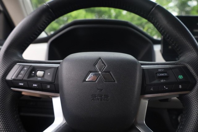 Mitsubishi Outlander Vehicle Full-screen Gallery Image 11