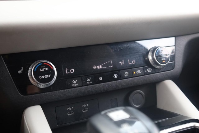Mitsubishi Outlander Vehicle Full-screen Gallery Image 16