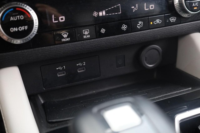Mitsubishi Outlander Vehicle Full-screen Gallery Image 17