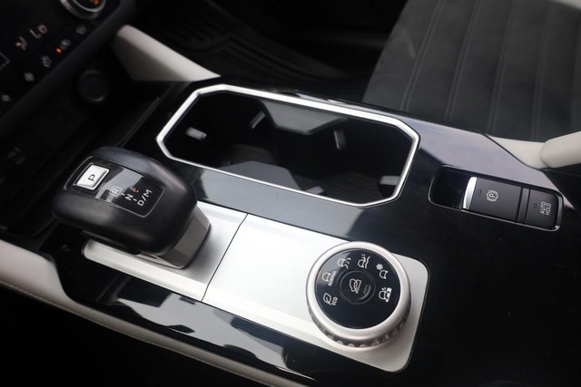 Mitsubishi Outlander Vehicle Full-screen Gallery Image 18