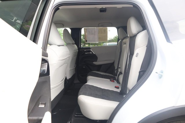 Mitsubishi Outlander Vehicle Full-screen Gallery Image 23