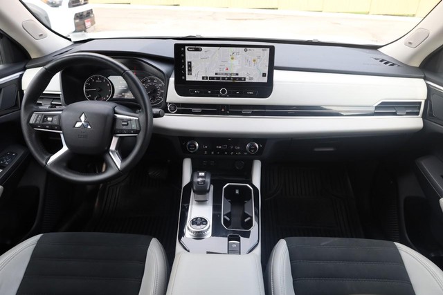 Mitsubishi Outlander Vehicle Full-screen Gallery Image 24