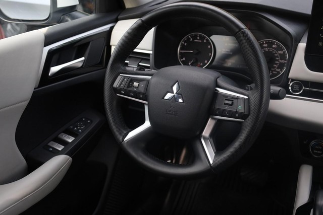 Mitsubishi Outlander Vehicle Full-screen Gallery Image 25
