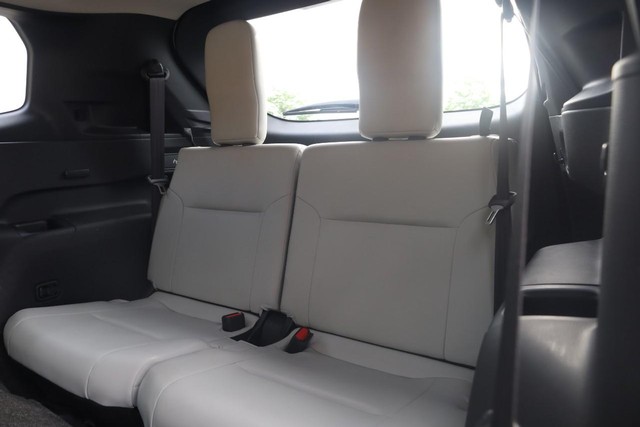 Mitsubishi Outlander Vehicle Full-screen Gallery Image 26