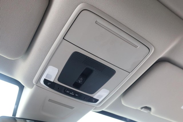 Honda CR-V Vehicle Full-screen Gallery Image 17
