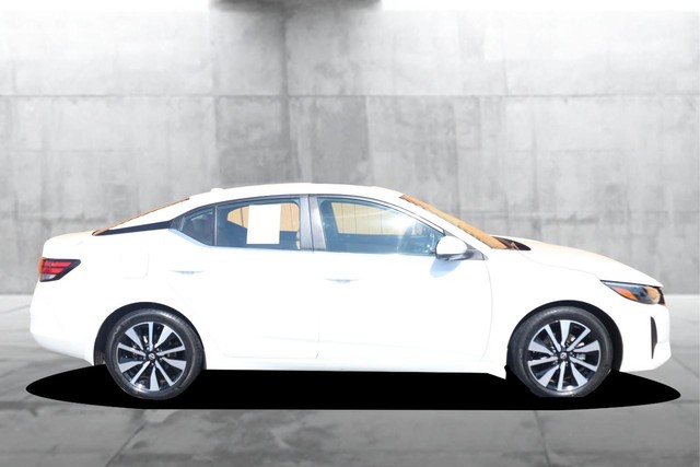 Nissan Sentra Vehicle Full-screen Gallery Image 5