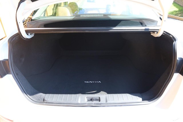 Nissan Sentra Vehicle Full-screen Gallery Image 7
