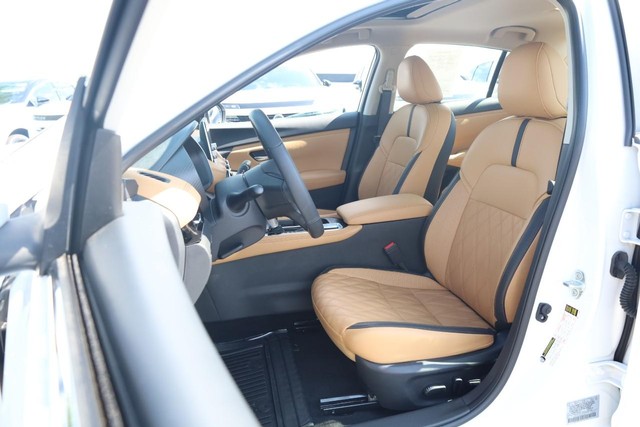 Nissan Sentra Vehicle Full-screen Gallery Image 8