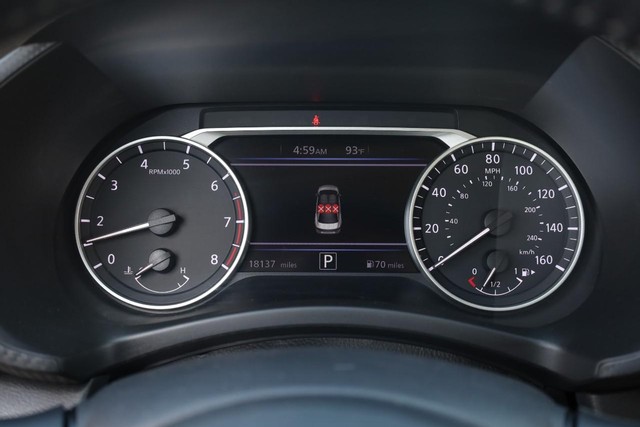 Nissan Sentra Vehicle Full-screen Gallery Image 11