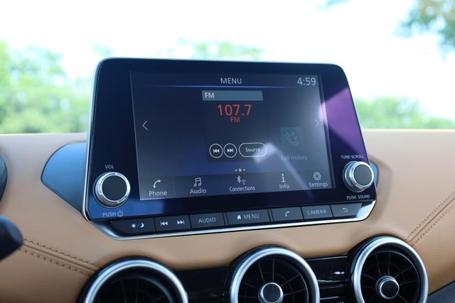 Nissan Sentra Vehicle Full-screen Gallery Image 12