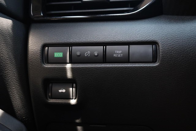 Nissan Sentra Vehicle Full-screen Gallery Image 19