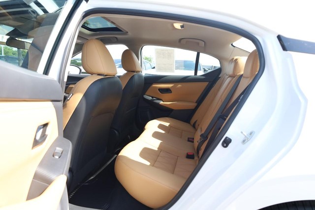 Nissan Sentra Vehicle Full-screen Gallery Image 20