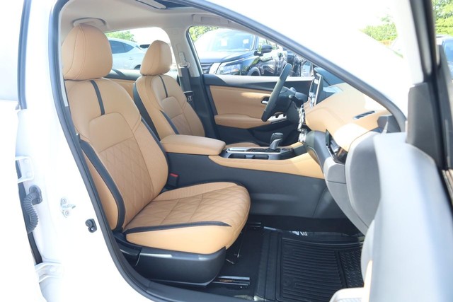 Nissan Sentra Vehicle Full-screen Gallery Image 24