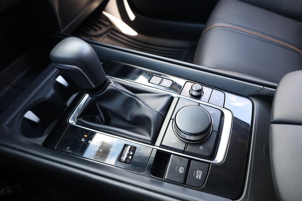 Mazda CX-50 Hybrid Vehicle Full-screen Gallery Image 17