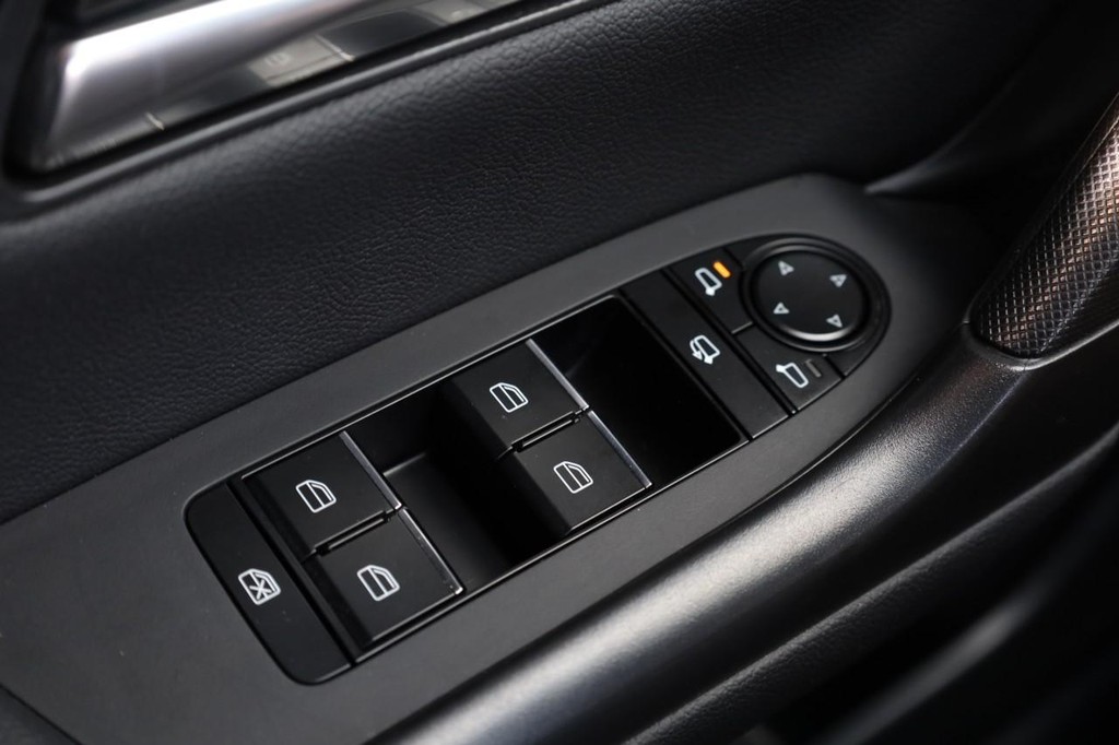 Mazda CX-50 Hybrid Vehicle Full-screen Gallery Image 19