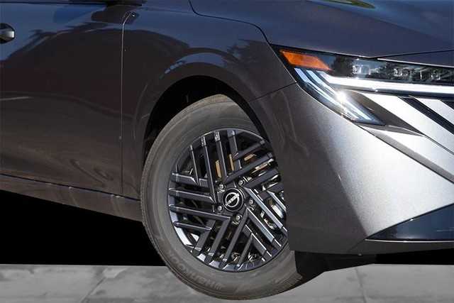Nissan Sentra Vehicle Image 03